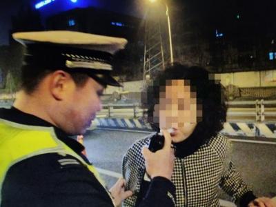 3月19日晚，成都市青羊大道，女司机汪某涉嫌醉驾被交警挡获。