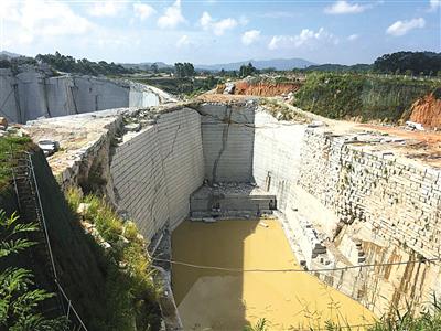 8月27日,漳浦县某处已经封闭的矿坑。 特04-特05版摄影/新京报记者 张胜坡