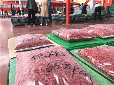 8月21日，宁夏中宁县枸杞交易中心，部分枸杞包装袋上写着“低硫”字样，商户称用硫磺熏过。