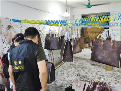 警方在广州查处制造假冒名牌箱包的工厂。