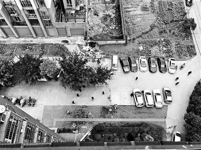 消防人员在火灾现场实施救助