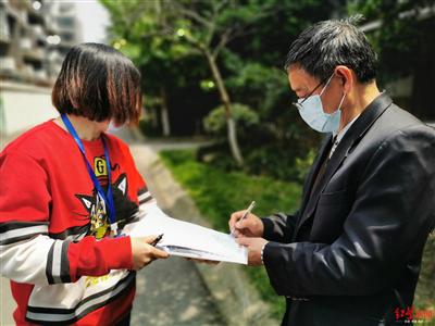 執(zhí)法人員向劉先生(右)送達(dá)整改通知書
