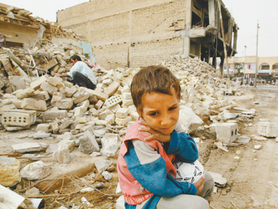 图为战争期间,伊拉克首都巴格达被炸毁房屋前无助的儿童.   人民视觉