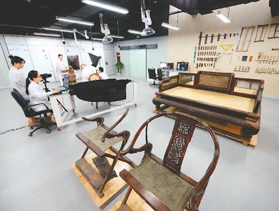 陕西历史博物馆有一座由玻璃幕墙包围的透明展室,文物修复科的修复师在这里有条不紊地操作着各式仪器设备,对文物进行拍摄测量。新华社记者 李一博摄