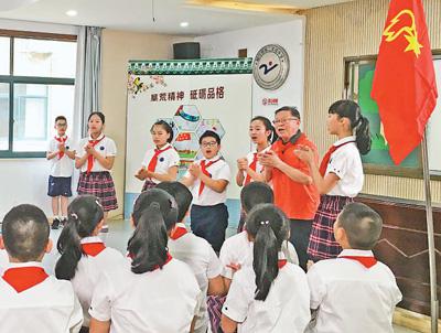 浙江省台州学院椒江附属小学的学生们正在开展主题班会。王雪莲摄