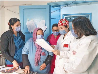 图为近日，中国援突尼斯医疗队在西迪布济德省向当地医护人员介绍疫情防控知识。中国援突尼斯医疗队供图
