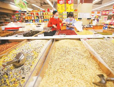 10月15日，消费者在福建省厦门市思明区一家超市内选购食品。曾德猛摄（新华社发）