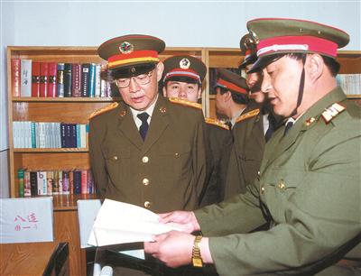 1999年4月20日，王瑞林同志到黑龙江省军区某边防团调研。 尚培彬 摄