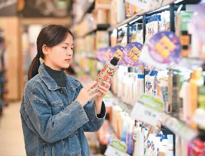 10月15日，消费者在贵州省贵阳市南明区一超市内选购商品。赵 松摄（人民视觉）