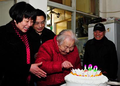 虹储党总支每年为小区90岁以上的老人过生日 受访者供图