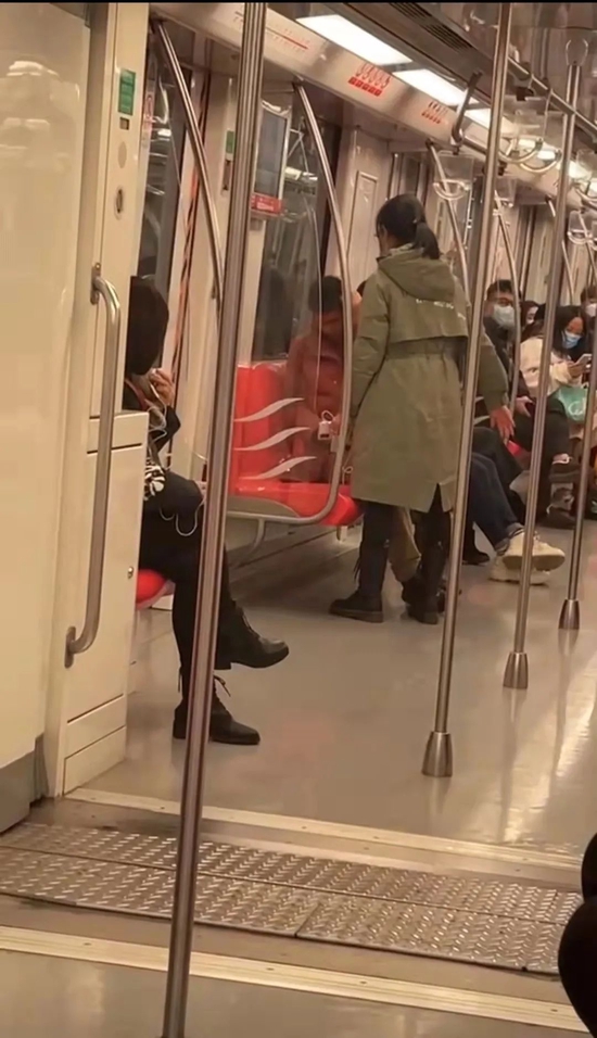  ▲1月4日，南京地铁上女子掌掴疑似性骚扰男子。受访者供图