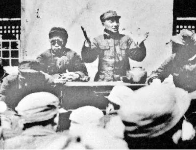 不朽的功勋:邓小平诞辰115周年 7张老照片感受他不朽的功勋 邓小平向胜利到达大别山的刘邓大军连以上干部作报告
