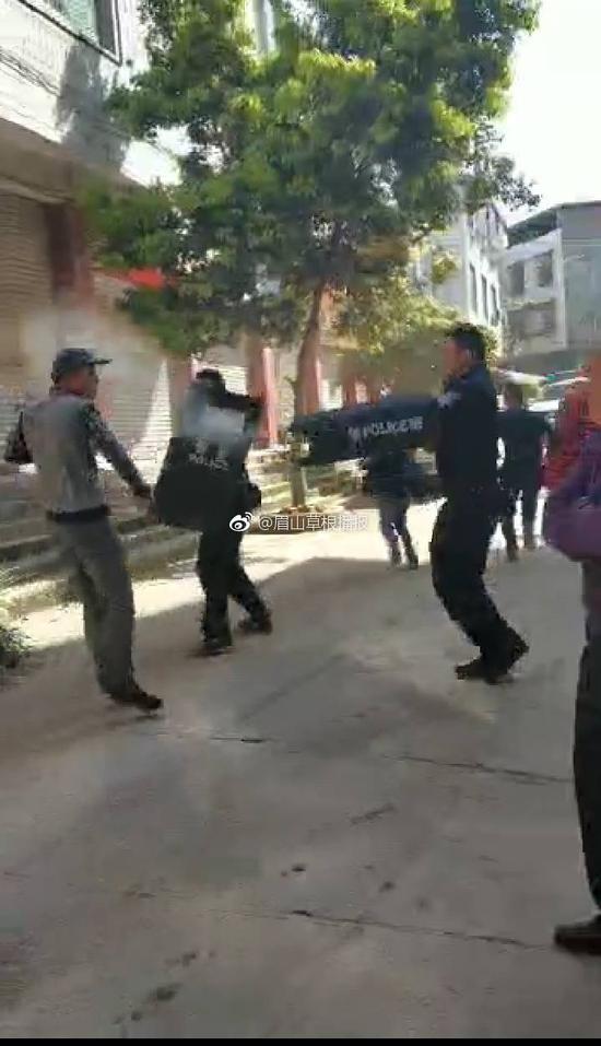 男子大锤砸银行袭警 警方：已送精神病医院治疗