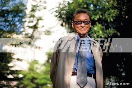 南方人物周刊大饥荒 2009年7月5日,李敖先生在他价值5000万人民币的豪宅楼下小径上留影。一住十余年,他居然从未踏入过 图 / 本刊记者 大食