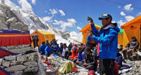 ▲冲顶之前,大家在大本营祈祷。受访者供图