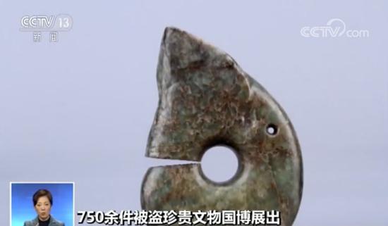 △这件玉龙更为厚重,青绿色玉料,有铁褐色沁。龙首大耳直立,双耳间打洼,双现在圆睁,卷弯如玦环状,以片切割开玦口。中部大圆孔,两面对钻,耳后有对钻幼圆孔,为系挂孔。