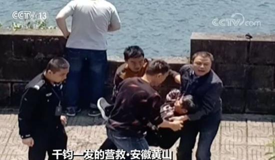 周健有些腼腆,他通过比划手势表示,那时下河解救
他人性命理所应当。