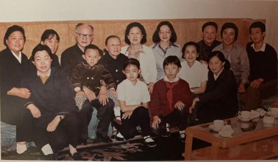 1978年9月，王淦昌（后排左三）解密后与来京的海外亲戚相聚