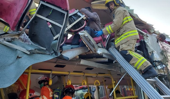 香港公路大巴猛撞路树 至少5人死亡32人受伤