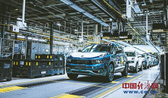 领克01在吉利浙江台州路桥工厂下线。 经济日报-中国经济网记者 杨忠阳摄