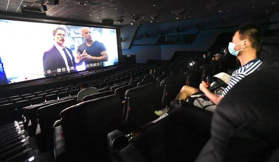 北京影院复工 观众感叹“太久没看电影了！”