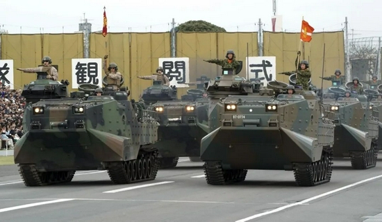  ▲ 2018年10月14日，东京北部的朝日自卫队基地，美国海军陆战队（左）和日本自卫队（右）两栖突击车车队一同接受检阅。