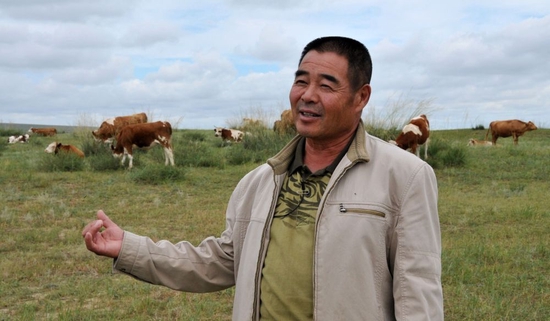 2012年8月19日，廷·巴特尔在草场上介绍他的“草畜平衡”科学养殖理念。新华社记者贾立君摄