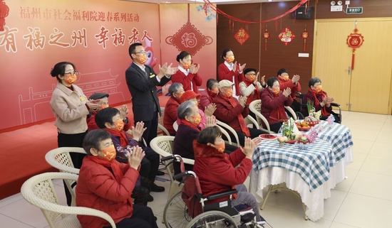 1月18日，福建省福州市社会福利院在院老人和护理人员同习近平总书记视频连线。新华社记者 丁海涛 摄