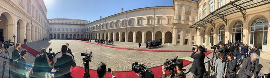 △上午9点半，意大利总统府内庭广场。意大利三军仪仗队和记者正在就位。（央视记者申勇拍摄）