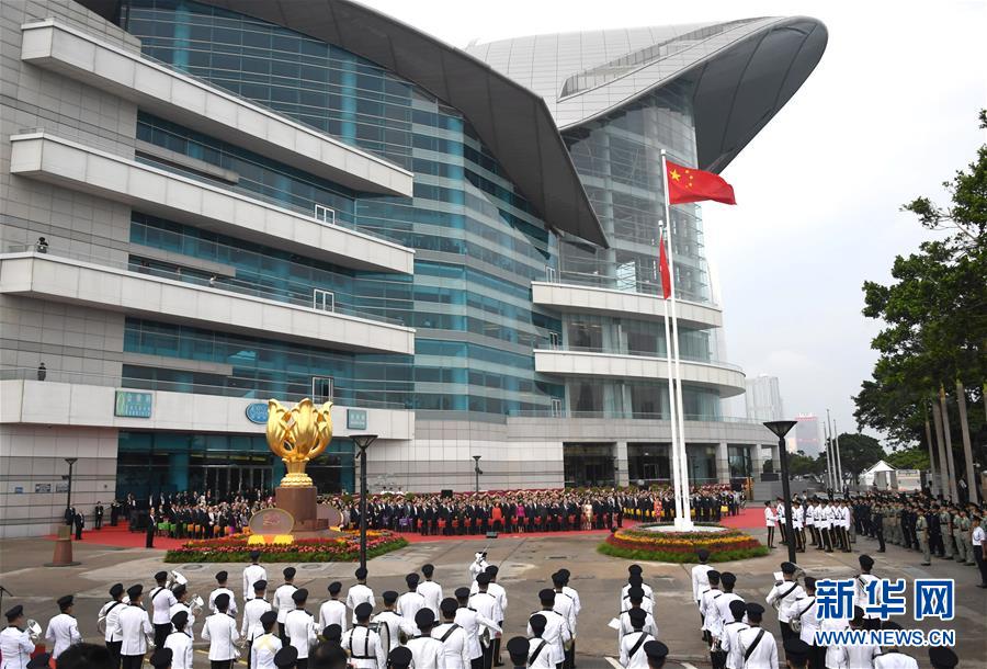 10月1日,香港特区当局在金紫荆广场举走隆重的升旗仪式,祝贺中华人民共和国成立69周年。 新华社记者 吕幼炜 摄