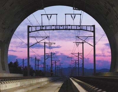 图为5月10日拍摄的铁路沿线隧道口.孙亚峰摄(人民视觉)