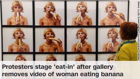  Via CNN；波兰一些人抗议博物馆下架女子吃香蕉短片，纷纷做出吃香蕉的举动
