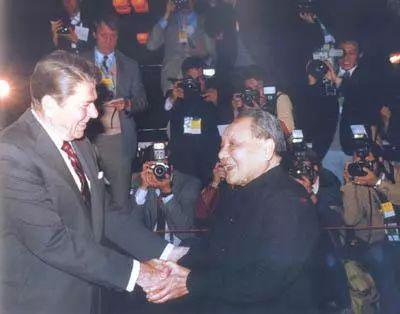 1984年4月28日，邓小平在北京人民大会堂会见里根总统。