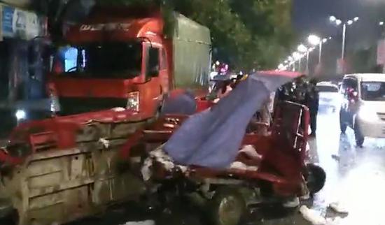 贵阳一客车连撞5车后逃逸 有行人被压在车底