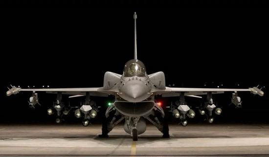 携带保形油箱的F-16V“毒蛇”，具备4.5代战斗机的水准。图源：外媒
