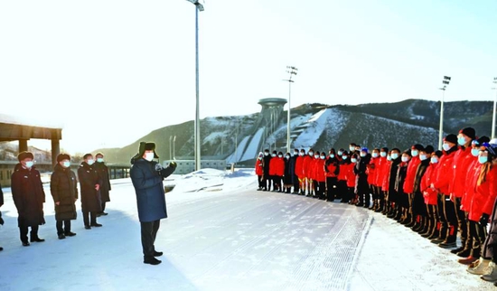 2021年1月18日至20日,中共中央总书记、国家主席、中央军委主席习近平在北京、河北考察,并主持召开北京2022年冬奥会和冬残奥会筹办工作汇报会。这是19日下午,习近平在位于张家口赛区的国家冬季两项中心,看望慰问国家冬季两项、跳台滑雪队运动员、教练员和张家口赛区运行保障团队、建设者代表。新华社记者 王晔摄