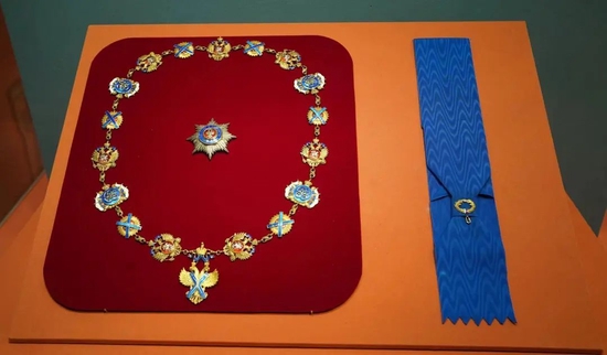  2017年7月，俄罗斯总统普京授予习近平主席的“圣安德烈”勋章。（摄影/胡杨）