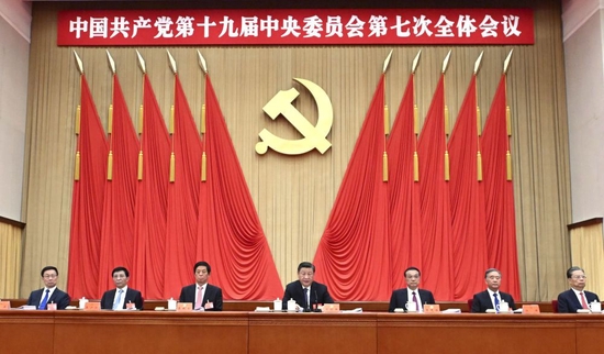 中国共产党第十九届中央委员会第七次全体会议，于2022年10月9日至12日在北京举行。这是习近平、李克强、栗战书、汪洋、王沪宁、赵乐际、韩正等在主席台上。新华社记者 谢环驰 摄