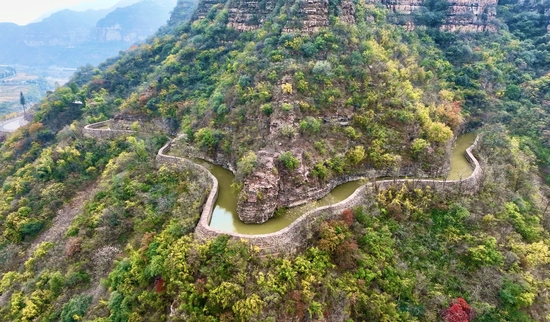  △蜿蜒在太行山腰的红旗渠。（总台央视记者程铖拍摄）
