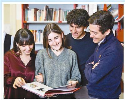 罗马国立住读学校学生正在图书馆翻阅中文书籍。　　本报记者 韩秉宸摄