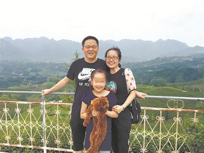 昨日上午,恩施咸丰县委副书记邹炜,县委办公室工作人员李勇,在