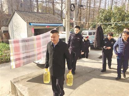 圖為張毅(前排)生前走訪轄區(qū)貧困戶(資料圖)