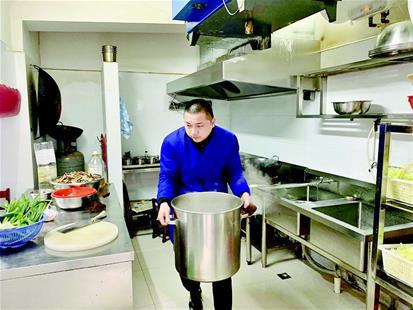 圖為除了送外賣,杜軍還在一家食堂打工