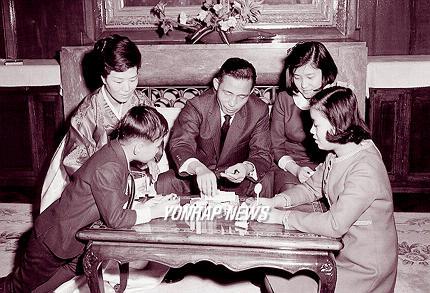 朴槿惠自传《绝望锻炼了我》里的家庭照片（韩联社）