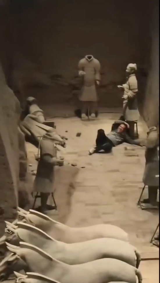 一男子纵身跳进秦始皇兵马俑俑坑中，目击者称他还推倒了两尊兵马俑，警方已介入