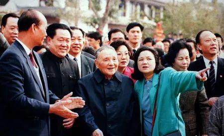 不朽的功勋:邓小平诞辰115周年 7张老照片感受他不朽的功勋 1992年1月,邓小平在深圳参观