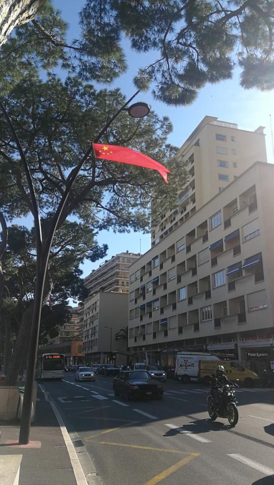 蒙特卡洛赛道上的中国国旗.蒙特卡洛是摩纳哥最著名的一个区.