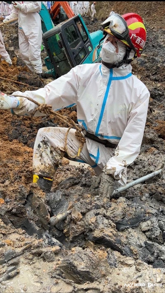 对话写东航飞行事故搜救日记的消防员 泥里挖出结婚证很心痛 新浪新闻