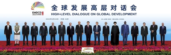 6月24日晚,国家主席习近平在北京以视频方式主持全球发展高层对话会并发表题为《构建高质量伙伴关系 共创全球发展新时代》的重要讲话。这是与会各国领导人的“云合影”。