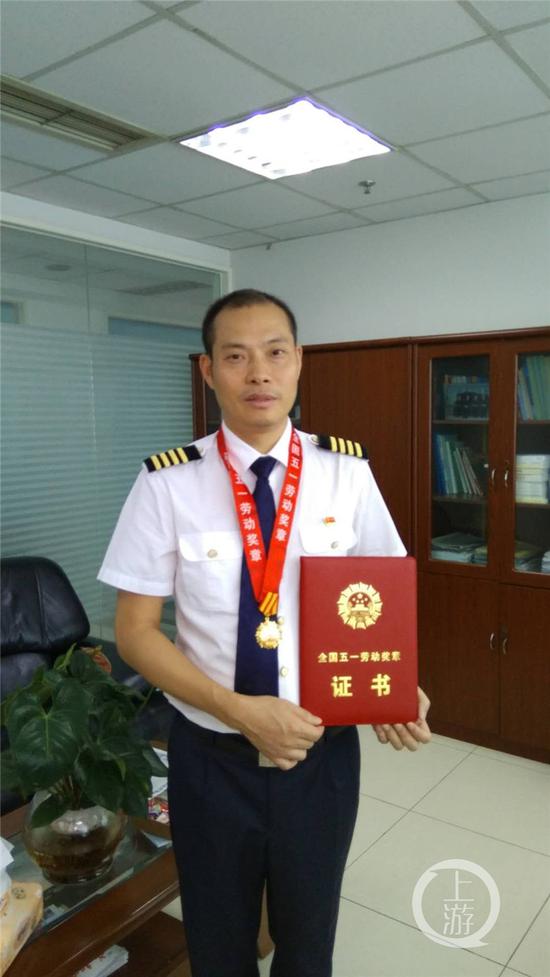 英雄机长刘传健复飞:飞机成功备降 我们身心俱损_手机新浪网